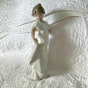 Lladro NAO “How Pretty” #1110, glossy porcelain